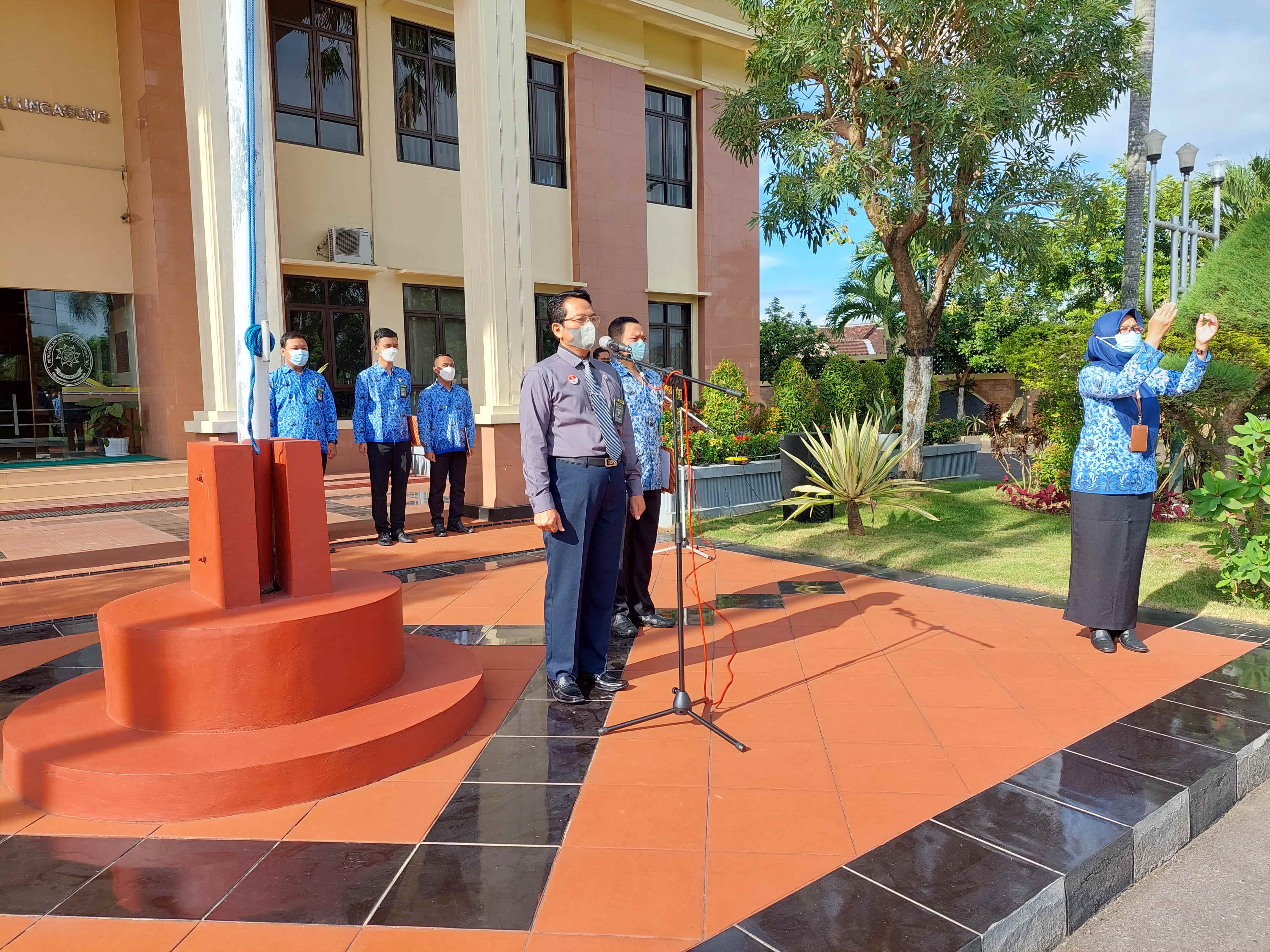 Apel pagi dipimpin oleh Drs. H. Sumarwan M.H. dalam rangka memperingati HUT KORPRI ke 50 3